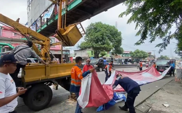 Memasuki masa tenang kampanye Pilkada 2024, Minggu (24/11/2024), petugas gabungan dari KPU, Bawaslu, Satpol PP, Dishub, TNI-Polri serentak mencopot alat peraga kampanye (APK) di berbagai wilayah Kabupaten Semarang, termasuk di jalur nasional Semarang-Solo dan Semarang-Temanggung hingga pelosok daerah. Salah satu APK yang dilepas berada di baliho jembatan penyeberangan depan Pasar Babadan, Ungaran Timur.