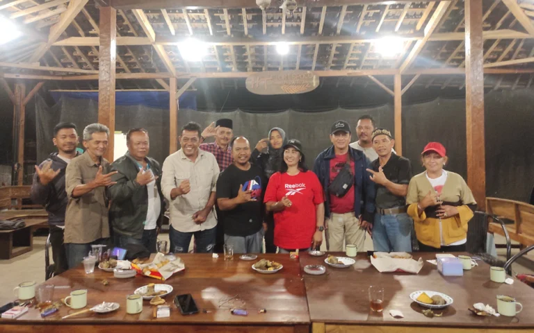Perkembangan politik Pilkada Salatiga 2024 semakin dinamis, dengan sejumlah relawan yang mengalihkan dukungan, termasuk Relawan Salatiga Bersatu. Dalam deklarasi yang digelar di Warung Omah Jati pada Sabtu malam, 9 November 2024, Ketua 2 Relawan Salatiga Bersatu, Arif Yuniarto, menegaskan bahwa meski terjadi perbedaan sikap antara Ketua 1 dengan sebagian pengurus lainnya, mayoritas relawan tetap solid mendukung Paslon Wali Kota dan Wakil Wali Kota nomor urut 3, Sinoeng-Budi, serta Paslon Gubernur dan Wakil Gubernur Jateng, Andika-Hendi.