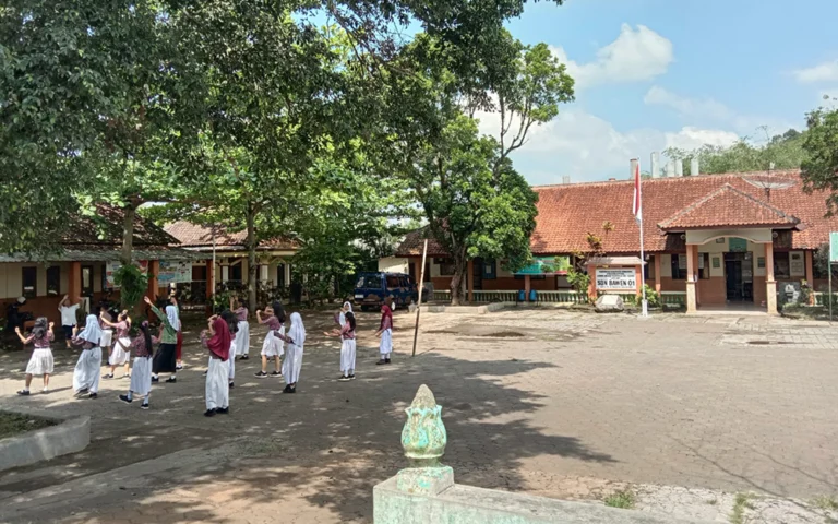Pemerintah Kabupaten (Pemkab) Semarang mempercepat relokasi sejumlah fasilitas umum yang terdampak proyek Tol Yogya-Bawen di Kecamatan Bawen, termasuk fasilitas pendidikan dan sosial seperti SD Negeri Bawen 01, TK Mulyo Adi, Kantor Kelurahan Bawen, lapangan umum, dan area pemakaman di kawasan Tegalrejo.