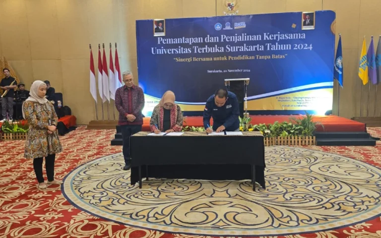 Sentra Layanan Universitas Terbuka (SALUT) hadir sebagai fasilitas Universitas Terbuka (UT) untuk mempermudah akses layanan pendidikan tinggi berbasis teknologi dan kemanusiaan. Program ini dikelola oleh UT, perguruan tinggi negeri dengan sistem pembelajaran jarak jauh, dan dijalankan melalui kerjasama UT Surakarta dengan SALUT Salatiga