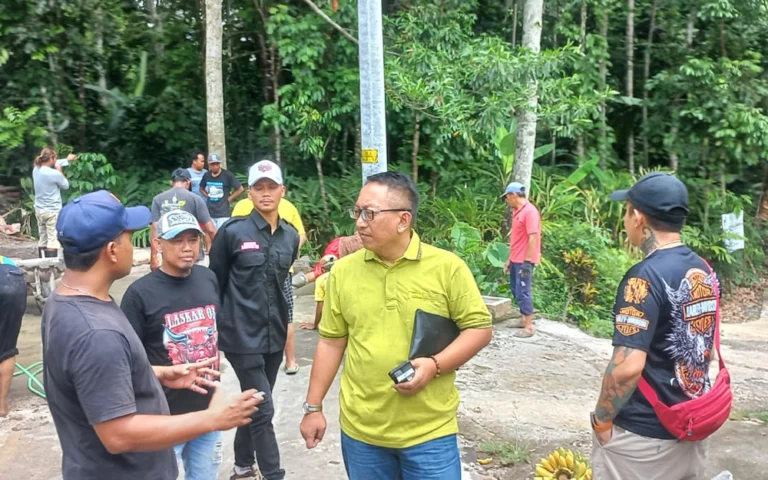 Calon Wali Kota Salatiga nomor urut 3, Sinoeng N Rachmadi, menyambangi kegiatan kerja bakti warga RT 05 RW 06 di Gamol, Kelurahan Kecandran, Kecamatan Sidomukti, pada Minggu pagi (10/11/24). Riyanto, Ketua RT 05, menjelaskan bahwa kegiatan rutin ini merupakan bentuk kepedulian warga terhadap fasilitas umum di lingkungan mereka.