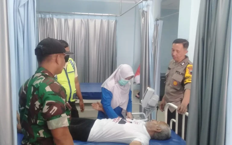 AR (58), warga Kampung Karangkepoh, Kelurahan Tegalrejo, Kecamatan Argomulyo, Kota Salatiga, dievakuasi oleh tim gabungan ke Rumah Sakit Jiwa (RSJ) dr. Soerojo Magelang pada Rabu, 6 November 2024. E