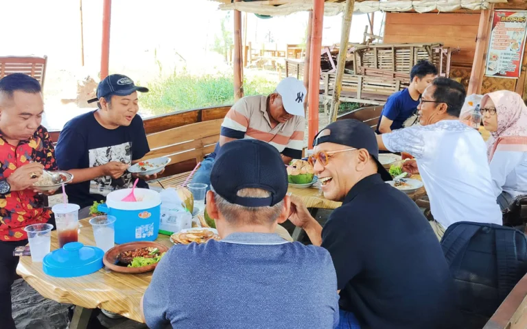 Pantai Indah Kemangi (PIK Kendal) tidak hanya menjadi objek wisata, tetapi juga difungsikan sebagai pusat pemberdayaan ekonomi masyarakat desa, seperti yang disampaikan oleh Samuel Wattimena, Anggota DPR RI Fraksi PDI Perjuangan, saat berkunjung ke PIK Kendal di Desa Jungsemi, Kecamatan Kangkung, Kabupaten Kendal, pada Oktober lalu.