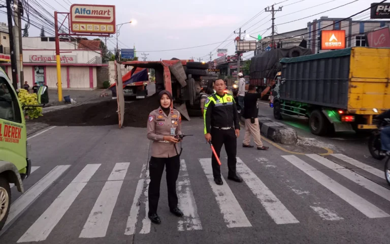 Kecelakaan lalu lintas melibatkan truk bermuatan pasir terjadi di ruas Jalan Diponegoro, pertigaan Undaris, Gedanganak, Ungaran Timur, Kabupaten Semarang, Jumat (8/11/2024), yang mengakibatkan kemacetan panjang di kedua arah.