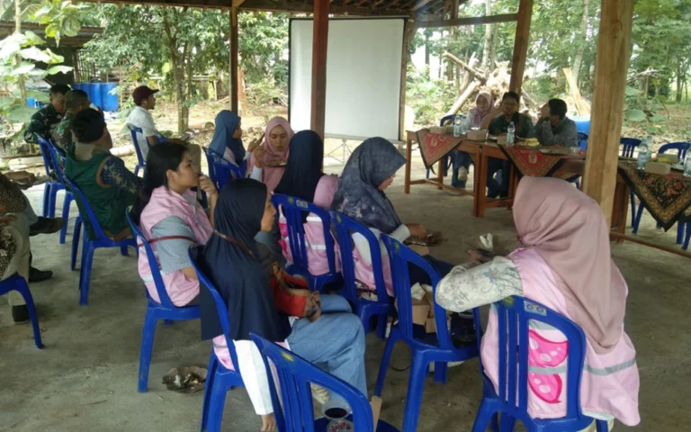 Area wisata Sitalang Kauman Kidul, Sidorejo, Salatiga, yang kini mulai ramai dikunjungi berkat wahana pasar tradisional, river tubing, dan jogging track, mendapatkan perhatian dari PT PLN Persero UPT Salatiga dengan penyerahan bantuan Corporate Social Responsibility (CSR) pada Jumat (15/11/2024) pagi.
