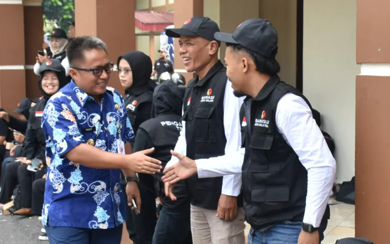 Penjabat (Pj) Wali Kota Salatiga, Yasip Khasani, mengajak warga Salatiga untuk mensukseskan Pilkada Serentak 2024, termasuk Pilgub Jateng dan Pilwakot Salatiga, serta menolak politik uang. Ajakan ini disampaikan di Salatiga pada Minggu, 24 November 2024, dengan tujuan agar masyarakat memilih dengan hati nurani demi memilih pemimpin yang baik dan tidak menukar hak kesejahteraan dengan uang.