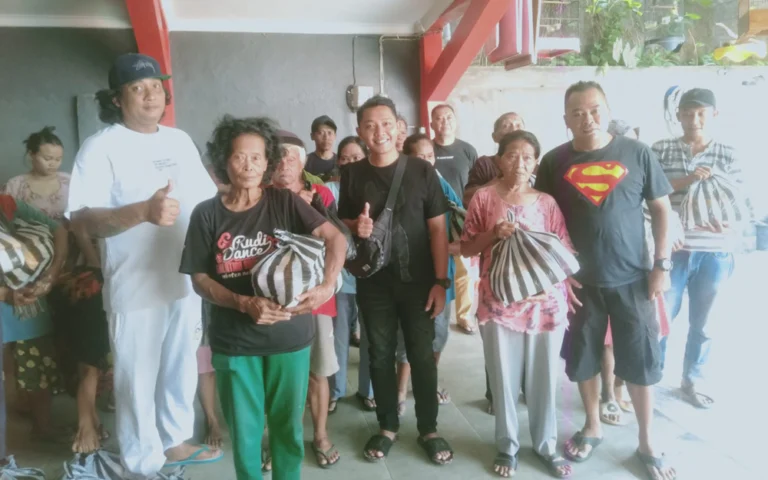 Pada Jumat (8/11/2024) siang, 30 janda dan warga RW 9 Kelurahan Sarirejo, Salatiga, terlihat ceria menerima paket sembako yang berisi minyak, gula, beras, dan telur dalam kegiatan Jumat Berkah yang diadakan oleh Paguyuban Karaoke Sarirejo (Pakarsa).