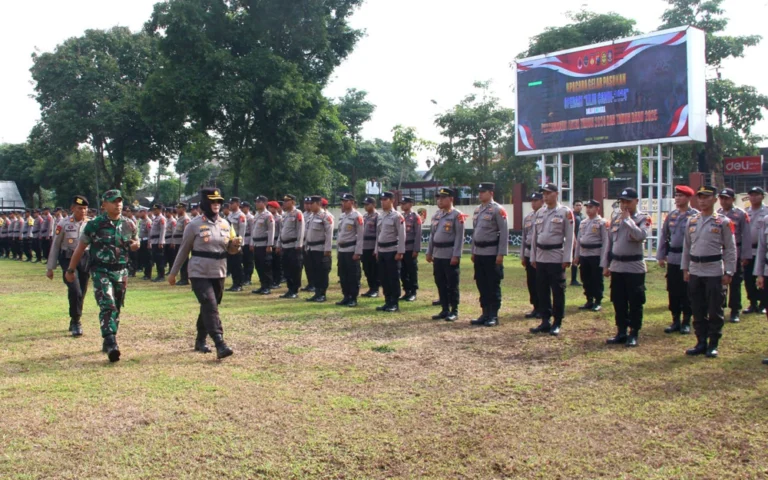 Polri bersama TNI dan stakeholder terkait menggelar Operasi Lilin Candi 2024 untuk menjamin keamanan selama perayaan Natal dan Tahun Baru (Nataru) 2024. Kapolres Salatiga AKBP Aryuni Novitasari menyampaikan hal ini dalam Apel Gelar Pasukan di Lapangan Bhayangkara Polres Salatiga pada Jumat (20/12/2024).