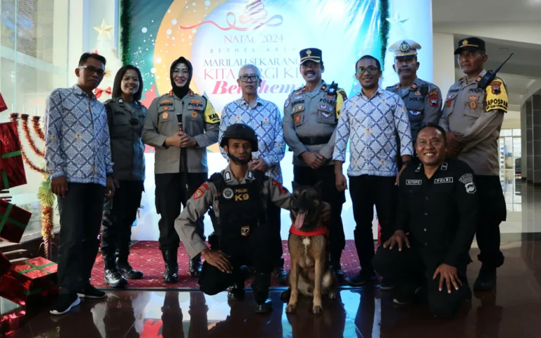 Kapolres Salatiga AKBP Aryuni Novitasari bersama Wakapolres Kompol R Arsadi memimpin sterilisasi gereja-gereja di Kota Salatiga yang menggelar Misa Natal, Selasa (24/12/2024) sore, dengan melibatkan Unit K-9 untuk memastikan keamanan dan ketertiban serta mencegah potensi gangguan.