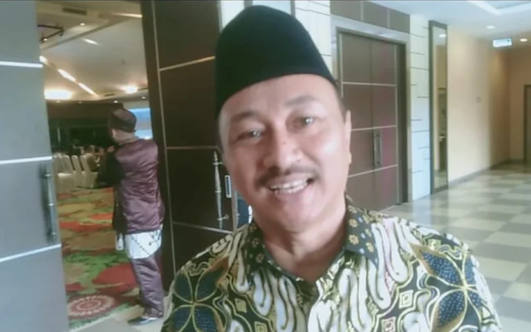 Tingkat pengangguran terbuka di Salatiga pada 2024 berada di angka 3,86%, turun 0,71% dibandingkan 2023 sebesar 4,57%, menurut Kepala Disperinnaker Salatiga, Susanto Adi Wibowo, yang mengungkapkan hal ini usai acara Wisuda LPK Serbaindo.