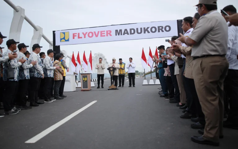 Presiden Prabowo Subianto meresmikan Fly Over Madukoro di Semarang pada Rabu (11/12/2024), yang dibangun dengan anggaran Rp 198,9 miliar. Fly over sepanjang 1.597 meter dengan lebar 19 meter ini terletak di Simpang Arteri Madukoro, jalur vital Pantura Jawa.