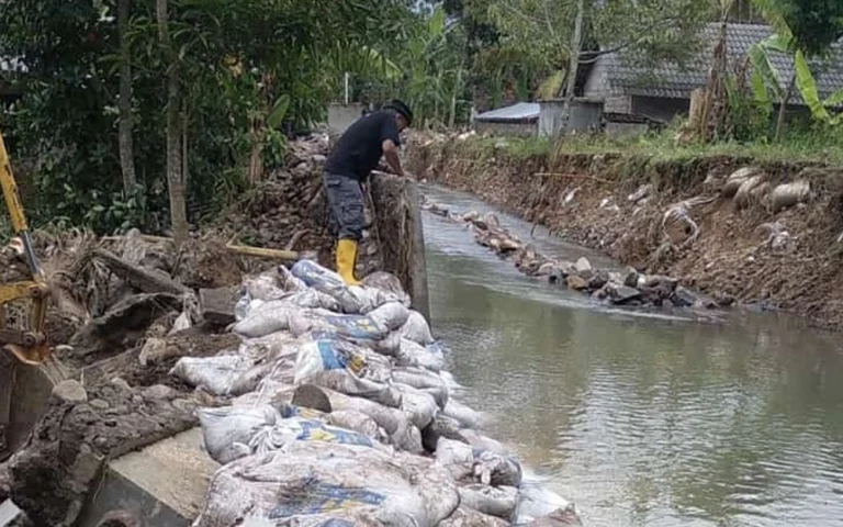 Banjir bandang melanda Dusun Ngendo, Desa Ngrapah, Kabupaten Semarang, mengakibatkan kerusakan signifikan pada 50 rumah di dua RT yang dihuni oleh 259 jiwa dari 72 kepala keluarga, pada Selasa malam hingga Rabu pagi (11/12/2024).