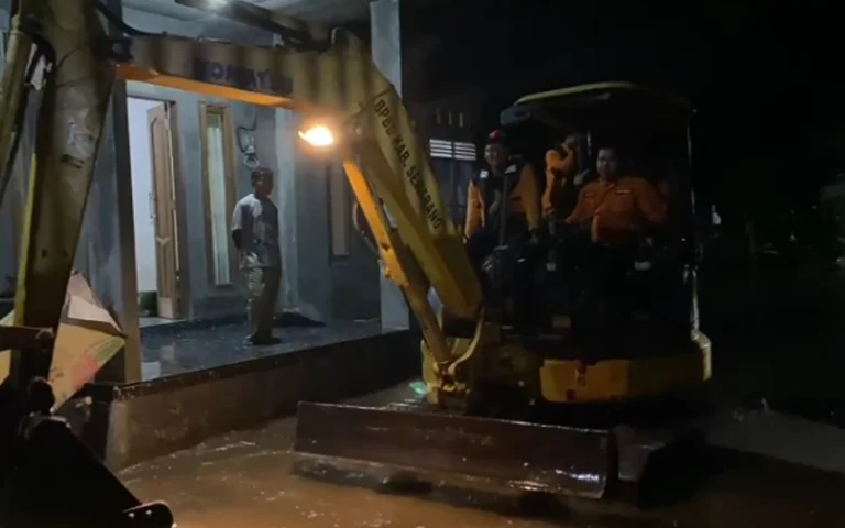 Banjir bandang menerjang Dusun Ngendo, Desa Ngrapah, Kecamatan Banyubiru, Kabupaten Semarang, pada Selasa (10/12/2024) malam sekitar pukul 19.15 WIB, akibat jebolnya tanggul setelah curah hujan tinggi.