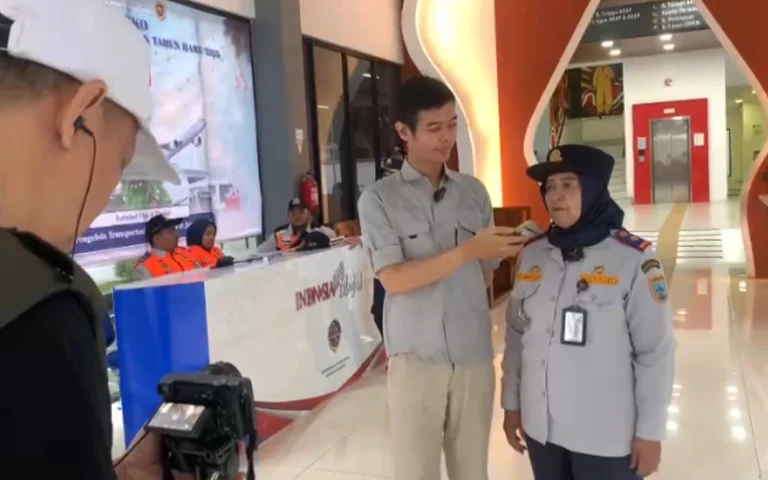 Dinas Perhubungan Kota Salatiga mulai memberlakukan rekayasa arus lalu lintas di kawasan Jenderal Sudirman, Jalan Kalipengging, Kalinyamat, dan Senjoyo pada Kamis (26/12/2024). Kepala Dishub Salatiga, Sri Satuti, menyampaikan bahwa perubahan ini didasarkan pada permintaan masyarakat dan kajian Dishub untuk mengurangi kemacetan, terutama pada jam sibuk pagi hari.