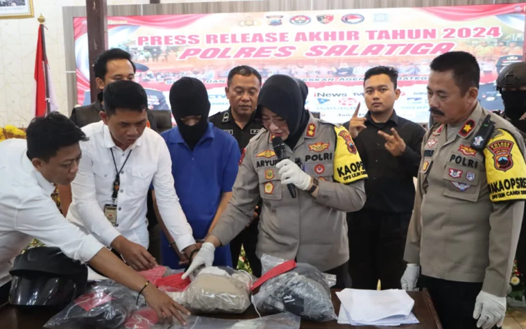 UPT 20, karyawan asal Kendal yang bekerja sebagai pelayan kafe di Salatiga Jawa Tengah harus berurusan dengan polisi setelah nekat melakukan aksi pencabulan terhadap anak di bawah umur. Korban diketahui masih berusia 15 tahun dan masih duduk di bangku SMP.