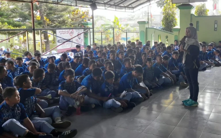 Mahasiswa Program Studi Psikologi Universitas Negeri Malang mengadakan kegiatan psikoedukasi untuk meningkatkan kesadaran siswa terhadap bahaya bullying di SMP N 10 Salatiga. Kegiatan ini dipimpin oleh Lintang Ayu Safira dan diikuti siswa kelas 7 dan 8 belum lama ini.