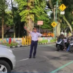 karena membawa penumpang dalam jumlah yang banyak. ChatGPT bilang: ChatGPT Dinas Perhubungan (Dishub) Kota Salatiga melarang bus dan truk melintasi jalur kota selama perayaan Natal dan Tahun Baru (Nataru), yang diumumkan oleh Kepala Dishub, Sri Satuti. Larangan ini berlaku di Kota Salatiga dengan pengalihan jalur kendaraan besar ke Jalan Lingkar Selatan (JLS) untuk mengurangi volume kendaraan, menjaga kelancaran lalu lintas, dan mengantisipasi kecelakaan.