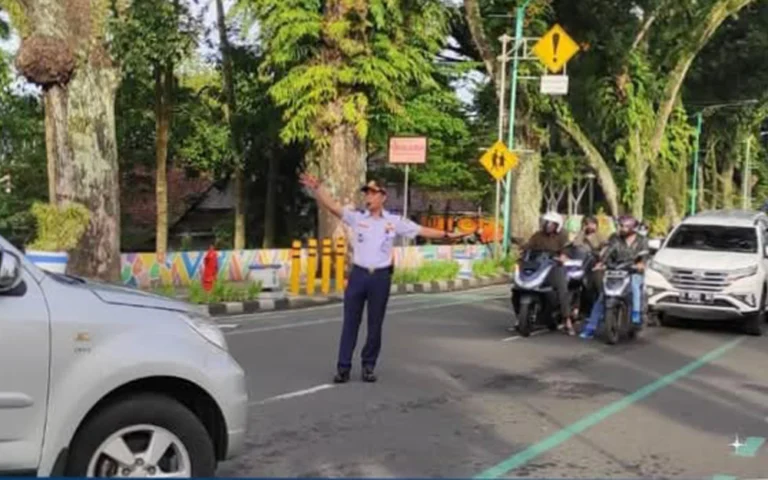 karena membawa penumpang dalam jumlah yang banyak. ChatGPT bilang: ChatGPT Dinas Perhubungan (Dishub) Kota Salatiga melarang bus dan truk melintasi jalur kota selama perayaan Natal dan Tahun Baru (Nataru), yang diumumkan oleh Kepala Dishub, Sri Satuti. Larangan ini berlaku di Kota Salatiga dengan pengalihan jalur kendaraan besar ke Jalan Lingkar Selatan (JLS) untuk mengurangi volume kendaraan, menjaga kelancaran lalu lintas, dan mengantisipasi kecelakaan.