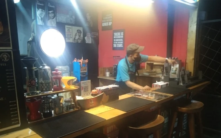 Seorang barista sekaligus pengelola gerai kopi d’Radical bernama Avik RF (31) dari Sidorejo, Salatiga, kini menjalani hidup baru setelah sebelumnya terpapar radikalisme pada 2014 dan menjalani program deradikalisasi di bawah bimbingan Polres Salatiga sejak 2018.
