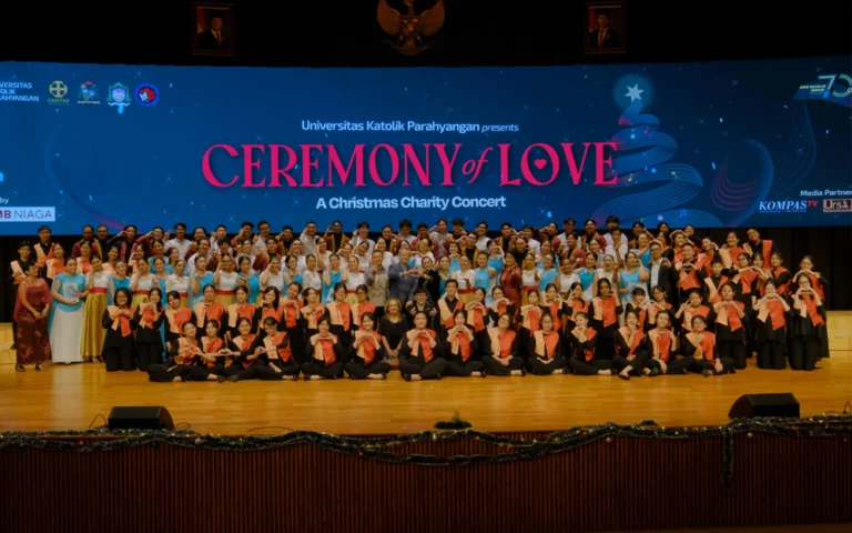 Paduan suara Voice of Satya Wacana Christian University (SWCU) tampil memukau dalam acara Christmas Charity Concert bertajuk "Ceremony of Love", yang diselenggarakan di Auditorium Pusat Pembelajaran Arntz Geisse pada Sabtu (14/12/2024) malam, dalam rangka Dies Natalis ke-70 Universitas Katolik Parahyangan (UNPAR).