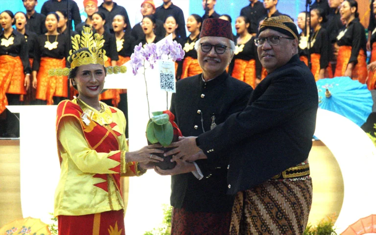 Puncak perayaan Dies Natalis ke-68 Universitas Kristen Satya Wacana (UKSW) berlangsung khidmat di Balairung Universitas pada Sabtu, 30 November 2024, dengan tema "Berdampak Bagi Dunia" yang merefleksikan kontribusi UKSW bagi masyarakat global.