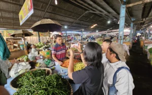 Cuaca ekstrem yang melanda sejumlah wilayah di Indonesia menyebabkan lonjakan harga cabai secara signifikan. Para pedagang dan pembeli di Kota Salatiga, seperti Jimin (pedagang di Pasar Blauran 1) dan Ibu Senin (warga Tegalrejo), menjadi saksi dampaknya.