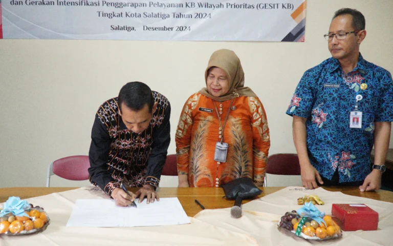 Universitas Kristen Satya Wacana (UKSW) berpartisipasi aktif dalam Pelayanan Keluarga Berencana (KB) Serentak dan peluncuran program GENTING serta GESIT KB di Puskesmas Cebongan, Salatiga, Rabu (11/12/2024), untuk menekan angka stunting sebesar 6,47% atau 555 anak.