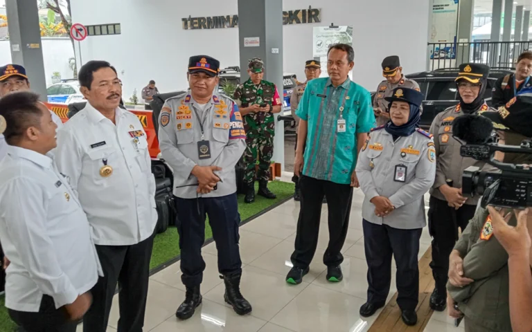 Penjabat Gubernur Jawa Tengah, Nana Sudjana, memantau lalu lintas menjelang Natal 2024 dan Tahun Baru 2025 (Nataru) di Terminal Tingkir, Kota Salatiga, pada Selasa (24/12/2024). Dalam kunjungan ini, Nana melakukan ramp check pada bus angkutan penumpang, berdialog dengan sopir mengenai kondisi kendaraan, dan mengingatkan pentingnya memastikan armada dalam kondisi baik demi keselamatan penumpang.