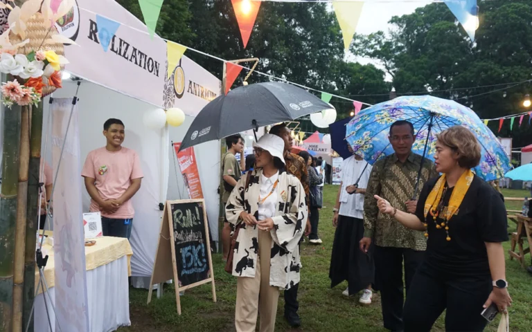 Lapangan Sepak Bola Universitas Kristen Satya Wacana (UKSW) berubah menjadi arena eksplorasi ide-ide kewirausahaan kreatif nan inovatif melalui Expo & Closing Ceremony Wirausaha Merdeka (WMK) Membara 2024, Kamis (05/12/2024). Berhiaskan 70 stand, acara ini memamerkan karya 40 kelompok mahasiswa dari Program WMK, 14 kelompok Program Pengembangan Mahasiswa Wirausaha (P2MW) dan Young Entrepreneur Progressive and Outstanding (YourProud), hingga kolaborasi dengan UMKM dan Dunia Usaha dan Dunia Industri (DUDI).