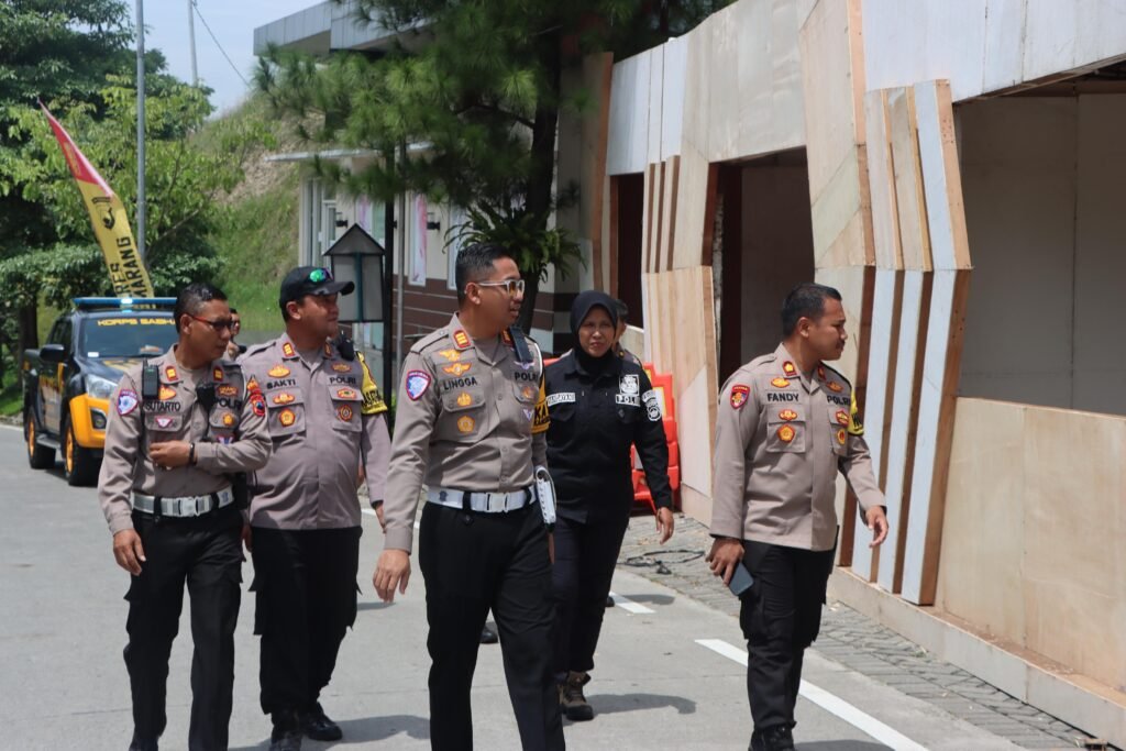 Polres Semarang menyiapkan langkah pengamanan untuk perayaan Natal 2024 dan Tahun Baru 2025 di Kabupaten Semarang, terutama di jalur utama, jalan tol, dan lokasi wisata pada 21 Desember 2024 hingga 2 Januari 2025. Wakapolres Semarang, Kompol Fandy Setiawan, menyatakan skema pengendalian arus lalu lintas akan diterapkan dengan sistem one way atau penutupan rest area jika terjadi penumpukan arus, sesuai instruksi Ditlantas Polda Jateng.