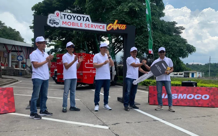Nasmoco Group meluncurkan tiga layanan unggulan untuk memberikan kemudahan, kelengkapan, dan kenyamanan bagi pengguna Toyota di Jawa Tengah dan DIY pada momen libur Natal dan Tahun Baru 2025. President Director Nasmoco Group, Benny Redjo Setyono, memperkenalkan layanan ini di Toyota Posko Siaga di Rest Area Tol KM 429 A Ungaran, Jumat siang (20/12/2024).