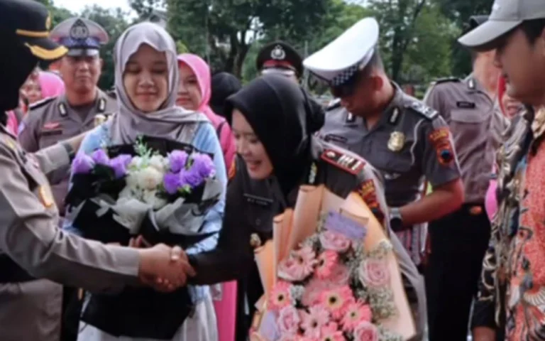 Sebanyak 56 personel Polres Salatiga, yang terdiri dari perwira pertama dan bintara, menerima kenaikan pangkat setingkat lebih tinggi pada periode 1 Januari 2025. Penghargaan ini diberikan dalam Upacara Laporan Kenaikan Pangkat yang dipimpin Kapolres Salatiga AKBP Aryuni Novitasari di Lapangan Bhayangkara Polres Salatiga pada Selasa, 31 Desember 2024.