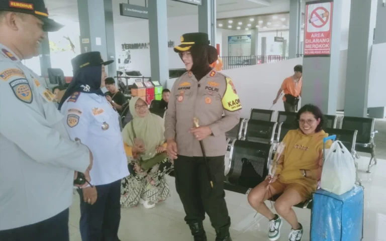 Kapolres Salatiga AKBP Aryuni Novitasari mengimbau masyarakat untuk tidak merayakan malam tahun baru secara berlebihan di Kota Salatiga pada 31 Desember 2024 karena khawatir terjadi kriminalitas dan gangguan kenyamanan warga, sehingga masyarakat diminta mengikuti prosedur izin untuk menggunakan kembang api.