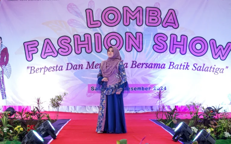 Pemkot Salatiga mengadakan Fashion Show dalam rangka Peringatan Hari Ibu Kota Salatiga 2024 di Gedung KORPRI Salatiga pada Rabu (4/12/2024), dengan tema "Pesta dan Mendunia Bersama Batik Salatiga" yang diikuti oleh 59 peserta dari berbagai kalangan.