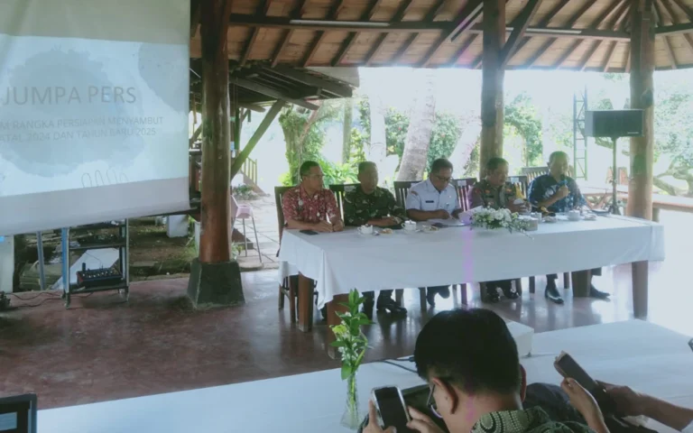 Sembilan ruas jalan di Kota Salatiga dinyatakan rawan kecelakaan oleh Pj Wali Kota Salatiga, Yasip Khasani, dalam konferensi pers di Rumah Makan Joglo Rini pada Rabu (18/12/2024). Lokasi tersebut meliputi Jalan Lingkar Selatan (simpang empat Kumpulrejo), Jalan Soekarno-Hatta (Damatex dan Pamor), Jalan Fatmawati (tikungan Dliko), hingga Jalan Imam Bonjol (tikungan SPBU dan tanjakan Banyuputih).