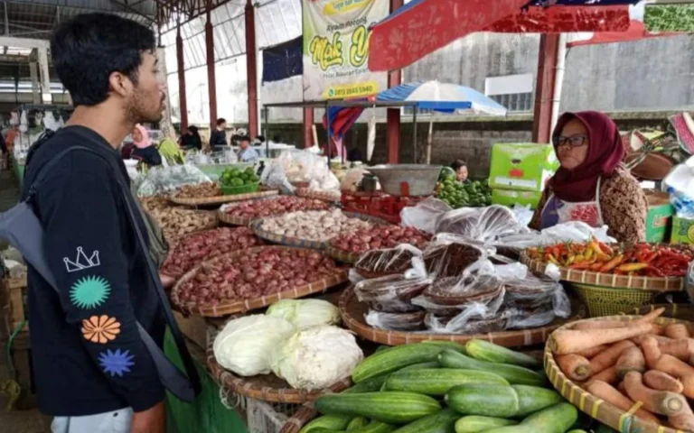 Harga cabai di pasar tradisional se-Kota Salatiga melonjak menjelang tahun baru 2025, dengan harga cabai merah keriting mencapai Rp 70.000 per kilogram pada Sabtu, 28 Desember 2024. Pedagang cabai di Pasar Rejosari, Sumiyati, menjelaskan bahwa kenaikan ini terjadi akibat menipisnya stok di tingkat produsen dan peningkatan permintaan konsumen, terutama sejak pertengahan Desember dan menjelang Natal.