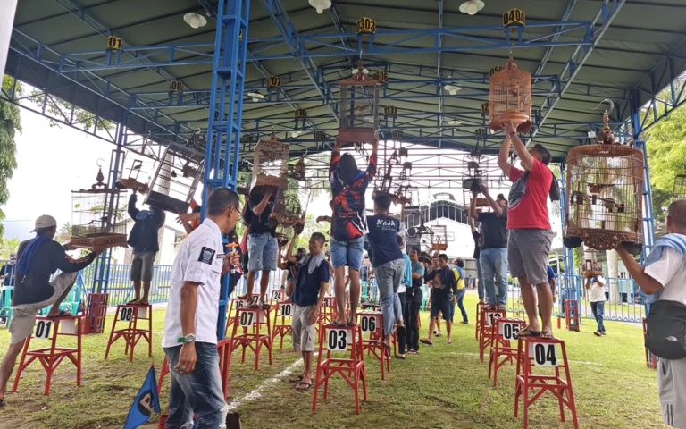 PT Kereta Api Indonesia (Persero) Daerah Operasi 4 Semarang bersama KAI Wisata, Radja Garuda Nusantara, dan Viking Arena menggelar Lomba Burung Berkicau Piala Sepoooor Ambarawa di Halaman Museum Kereta Api Ambarawa, Kabupaten Semarang, pada Minggu pagi, 8 Desember 2024.