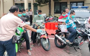 Polres Semarang menggelar rekonstruksi kasus pencabulan terhadap anak yang terjadi pada akhir Agustus 2024. Kegiatan yang dilaksanakan pada Jumat (6/12/2024) bertempat di Mapolres Semarang ini bertujuan melengkapi berkas perkara yang diminta oleh Kejaksaan.