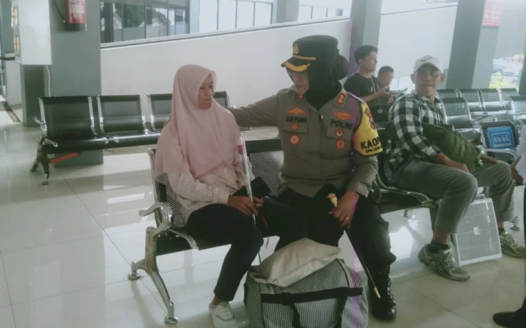 Kapolres Salatiga AKBP Aryuni Novitasari bersama Waka Polres Kompol Arsadi membagikan bunga dan cokelat kepada pengunjung dan penumpang di Terminal Tipe A Tingkir Kota Salatiga pada Minggu pagi (22/12/2024) dalam rangka peringatan Hari Ibu ke-96.