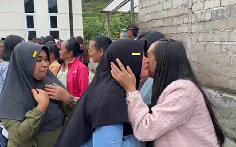 Warga Dusun Thekelan, Desa Batur, Kecamatan Getasan, Kabupaten Semarang, menggelar tradisi unik pada perayaan Natal 2024, Rabu (25/12/2024), dengan berkumpul di depan Gereja GPdI El Shaddai untuk memberi ucapan selamat Natal kepada jemaat yang baru selesai beribadah.
