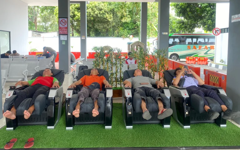 Terminal Tingkir Kota Salatiga meningkatkan pelayanan dengan menyediakan empat kursi pijat berbayar untuk kenyamanan penumpang dan pengantar. Kepala Terminal Tipe A Tingkir, Vicky Chandra Yanuar, menjelaskan bahwa fasilitas ini tersedia di Terminal Tingkir menjelang libur Natal dan Tahun Baru 2025.