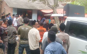 Choirul Anwar, seorang pria berusia 27 tahun asal Kroyo Kidul, Purworejo, ditemukan meninggal dunia diduga akibat keracunan di kamar kost milik Mutaqim di Kelurahan Randuacir, Argomulyo, Kota Salatiga, pada Minggu pagi, 8 Desember 2024, sekitar pukul 09.00 WIB