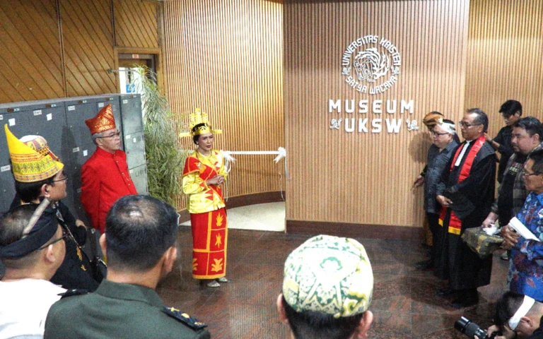Museum UKSW, yang berlokasi di lantai 2 Perpustakaan Notohamidjojo, diresmikan sebagai ruang yang menyuguhkan berbagai koleksi perjalanan akademik, inovasi, dan sejarah kampus Indonesia Mini.