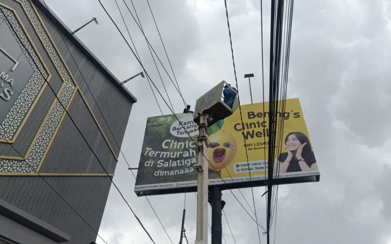 Satuan Pemadam Kebakaran Kota Salatiga berhasil mengevakuasi dua pekerja pemasang lampu baliho yang tersengat aliran listrik tegangan tinggi di depan Klinik Pratama Benings, Mrican, Gendongan, Salatiga pada Selasa (3/12/2024) siang.