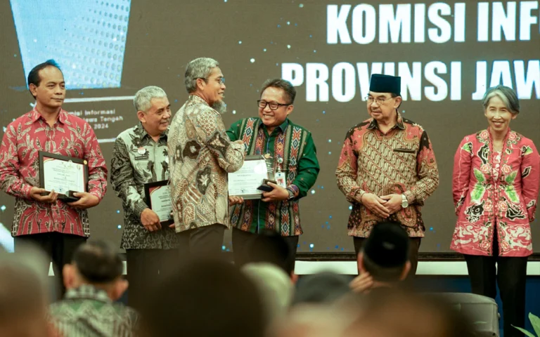 Pemkot Salatiga meraih predikat “Informatif” dalam Anugerah Pemeringkatan Keterbukaan Informasi Badan Publik Tingkat Jateng 2024, yang diserahkan oleh Sekda Jateng kepada Pj. Wali Kota Salatiga Yasip Khasani di Hotel Patra Semarang, Senin (9/12/2024) malam.