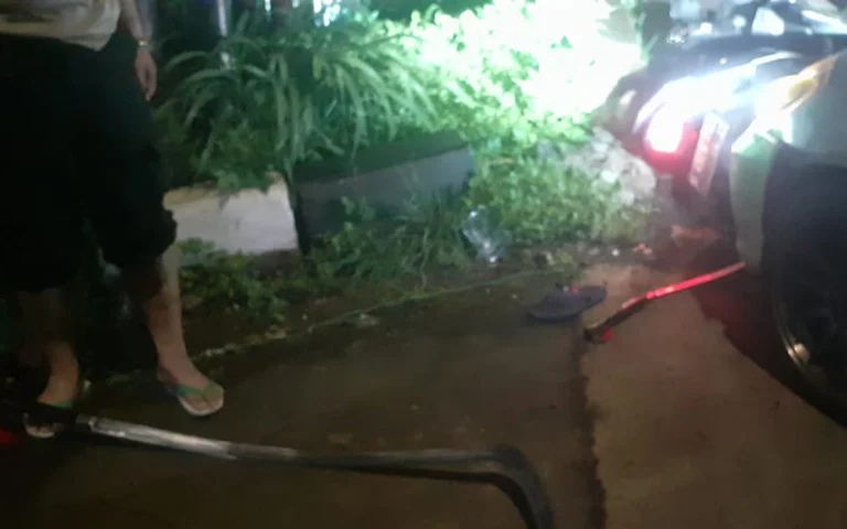 Sebuah video viral menunjukkan pengemudi mobil sengaja menabrak sepeda motor yang ditumpangi tiga remaja membawa senjata tajam di kawasan Exit Tol Bawen. Kejadian ini melibatkan EP (33), warga Kecamatan Ambarawa, yang terjadi pada Minggu (15/12/2024) dini hari sekitar pukul 03.00 WIB saat melintas di dekat Banaran Cafe.