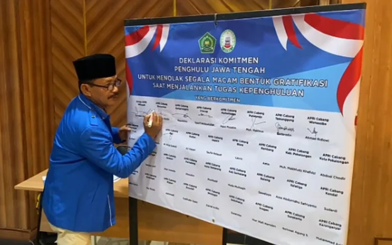 Penghulu se-Jawa Tengah mendeklarasikan komitmen bersama untuk menolak gratifikasi dalam rangka memperkuat integritas profesi mereka sebagai pelayan masyarakat yang profesional dan bebas dari praktik gratifikasi.