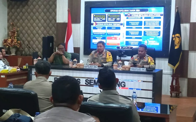 Menjelang perayaan Tahun Baru 2025, Polres Semarang yang dipimpin Kapolres AKBP Ike Yulianto tengah melakukan persiapan pengamanan di dua lokasi utama, yaitu Alun-Alun Bung Karno Kalirejo di Ungaran Timur dan kawasan Bandungan, Kabupaten Semarang, pada Senin (30/12/2024).