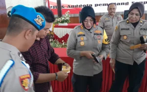 Pengecekan senjata api (Senpi) dilakukan secara rutin di Polres Salatiga untuk memastikan senjata berfungsi dengan baik dan pemegangnya berada dalam kondisi yang layak. Kapolres Salatiga, AKBP Aryuni Novitasari, menyampaikan arahan kepada 11 personel pemegang senpi di Pendopo Polres Salatiga pada Kamis, 4 Desember 2024.