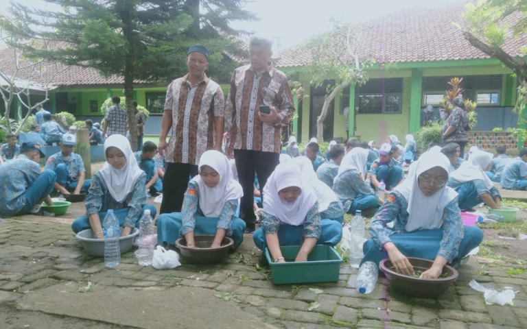 Ratusan siswa SMP Negeri 10 Salatiga antusias mengikuti praktik pembuatan pupuk cendana dan biosaka di halaman sekolah pada Rabu (4/12/2024) sebagai bagian dari Projek Penguatan Profil Pelajar Pancasila (P5) bertema "Petani Milenial/Gen Z."